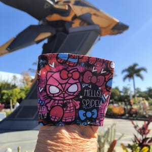 Aconchegante reversível para bebidas Hello Kitty Spider-Man Match Up e Aconchegante para café Disneyland Spider-Man
