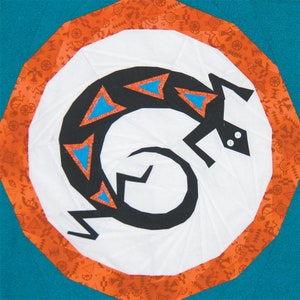 Puede incluir: Una imagen estilizada en blanco y negro de un lagarto con acentos azules sobre un fondo naranja y blanco. El lagarto está enroscado en forma de espiral.