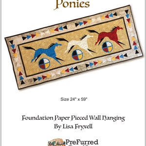 以下が含まれることがあります： 3 頭のスタイリッシュな馬が、メディシンホイールデザインと共に一列に並んで走っている、ファウンデーションペーパーピースの壁掛けキルトパターン。キルトは 24 インチ x 59 インチ。パターン名は「メディシンホイールポニー」で、リサ・フライクセルによるものです。