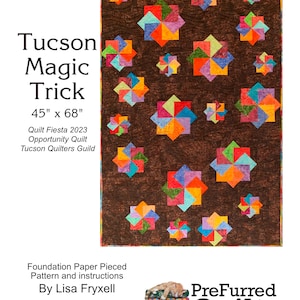 Op de afbeelding: Een quiltpatroon genaamd "Tucson Magic Trick" van Lisa Fryxell. De quilt is 45 inch bij 68 inch en heeft een bruine achtergrond met kleurrijke geometrische vormen. Het patroon is een traditioneel patchworkpatroon van Karen Fisher.