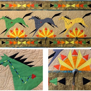 Puede incluir: Una colcha con temática nativa americana que presenta tres caballos estilizados en verde, gris y amarillo corriendo sobre un fondo tostado. Los caballos están rodeados por un borde de triángulos naranja, amarillo y verde. La colcha está decorada con detalles de cuentas y un diseño de rayos de sol.