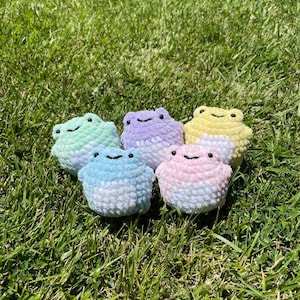 Crochet Squishy Blob Frog Stress Ball Comfort Toy Plush