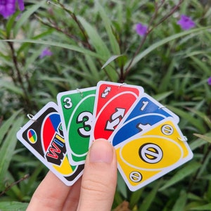 Orecchini con carte Uno casuali