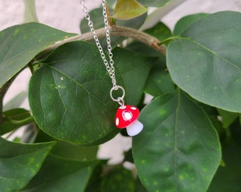 Collar de hongo rojo