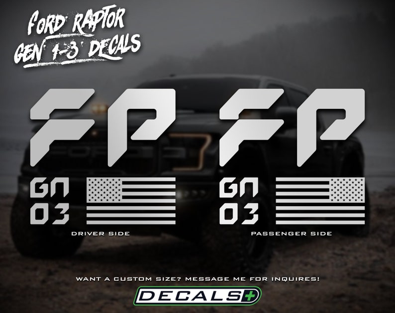 K&ouml;nnte beinhalten: Wei&szlig;e Aufkleber f&uuml;r Ford Raptor Gen 1-3. Das Design umfasst die Buchstaben "FP" und eine amerikanische Flagge. Der Text "GN 03" befindet sich unter der Flagge, mit den Bezeichnungen "Driver Side" und "Passenger Side".