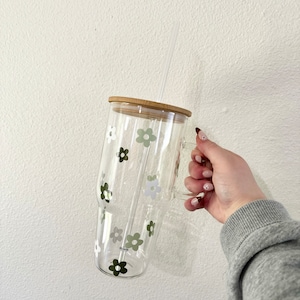 Retro Daisy Glass Tumbler | 32 oz | Custom