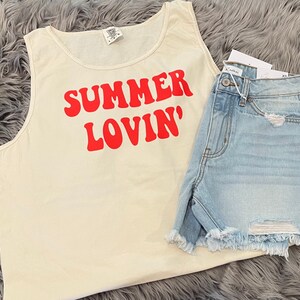 Camiseta o camiseta sin mangas con colores cómodos y amantes del verano