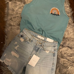 Camiseta sin mangas Comfort Colors Mama Rainbow