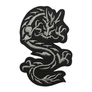 Peut inclure: Un écusson thermocollant brodé représentant un dragon stylisé, en noir et argent.