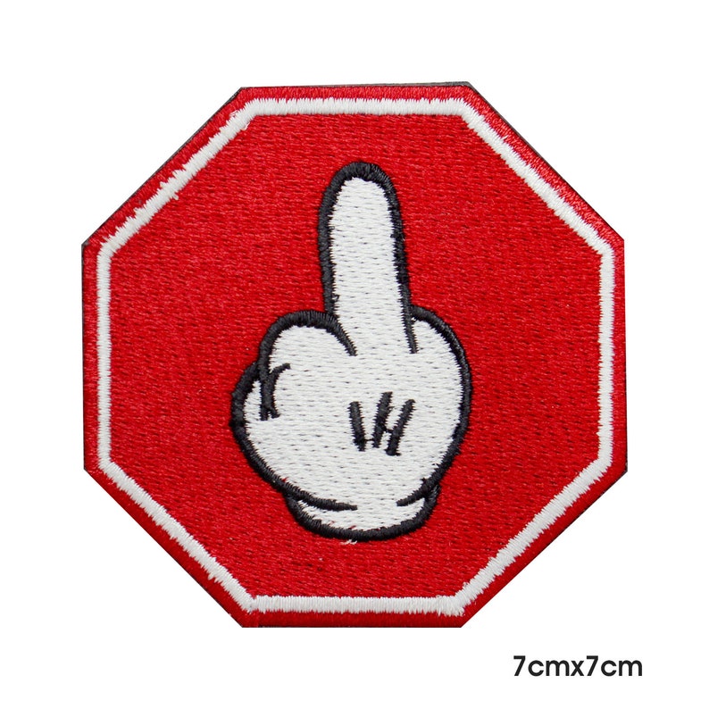 Pode incluir: Sinal de parada octogonal vermelho com uma m&atilde;o de desenho animado branca mostrando o dedo do meio. O sinal mede 7 cm por 7 cm.