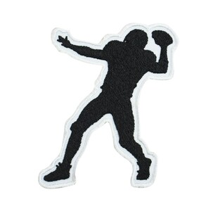 Peut inclure: Silhouette noire d'un joueur de football américain lançant un ballon de football. La silhouette est soulignée de blanc.