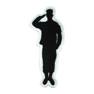 Könnte beinhalten: Schwarze Silhouette einer Person, die salutiert, gestickt auf einem weißen Stoff-Patch.