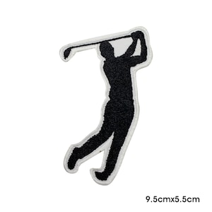 Könnte beinhalten: Schwarz-weißer, gestickter Aufnäher mit der Silhouette eines Golfspielers im Schwung. Der Aufnäher hat einen weißen Rand und misst 9,5 cm x 5,5 cm.