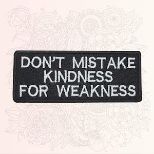 Peut inclure: Écusson brodé noir avec du texte blanc qui dit "Ne confondez pas la gentillesse avec la faiblesse".