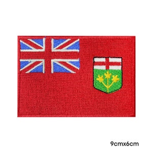 Könnte beinhalten: Gestickter Aufnäher mit der Flagge von Ontario, Kanada. Der Aufnäher ist rot mit einem Union Jack in der oberen linken Ecke und dem Wappen von Ontario in der oberen rechten Ecke. Der Aufnäher misst 9 cm x 6 cm.