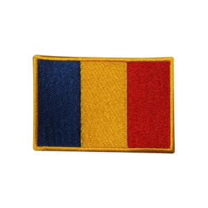 Könnte beinhalten: Ein gestickter Aufnäher der rumänischen Flagge. Die Flagge ist blau, gelb und rot mit einem goldenen Rand.