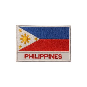 Peut inclure: Un écusson brodé représentant le drapeau des Philippines. Le drapeau est blanc, bleu et rouge avec un soleil jaune et des étoiles. L'écusson a une bordure blanche et le mot "PHILIPPINES" en lettres rouges.