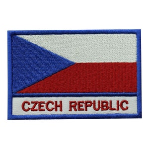 Könnte beinhalten: Gestickter Aufnäher mit der Flagge der Tschechischen Republik. Die Flagge ist blau, weiß und rot. Der Aufnäher hat einen blauen Rand und die Worte "CZECH REPUBLIC" in rot.