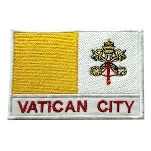 Könnte beinhalten: Ein weißer und gelber gestickter Aufnäher mit der Flagge des Vatikans und dem Text "VATICAN CITY" in Rot.