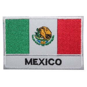 Könnte beinhalten: Ein gestickter Aufnäher mit der mexikanischen Flagge und dem Wappen in der Mitte. Die Flagge ist grün, weiß und rot mit dem Schriftzug "MEXICO" darunter.
