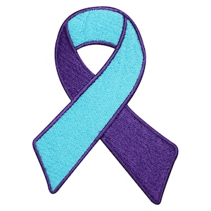 Peut inclure: Un ruban bleu turquoise et violet, symbole de sensibilisation à diverses causes.