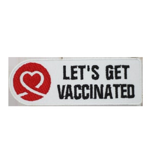 Peut inclure: Patch rectangulaire blanc avec un symbole de cœur rouge et le texte "Let's Get Vaccinated".