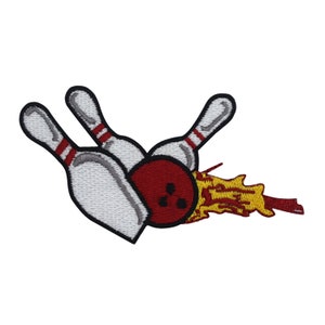 Könnte beinhalten: Ein gestickter Aufnäher, der drei weiße Bowling-Pins mit roten Streifen und eine rote Bowlingkugel mit schwarzen Punkten zeigt, die alle umgeworfen wurden und eine gelbe und orangefarbene Explosion erzeugen.