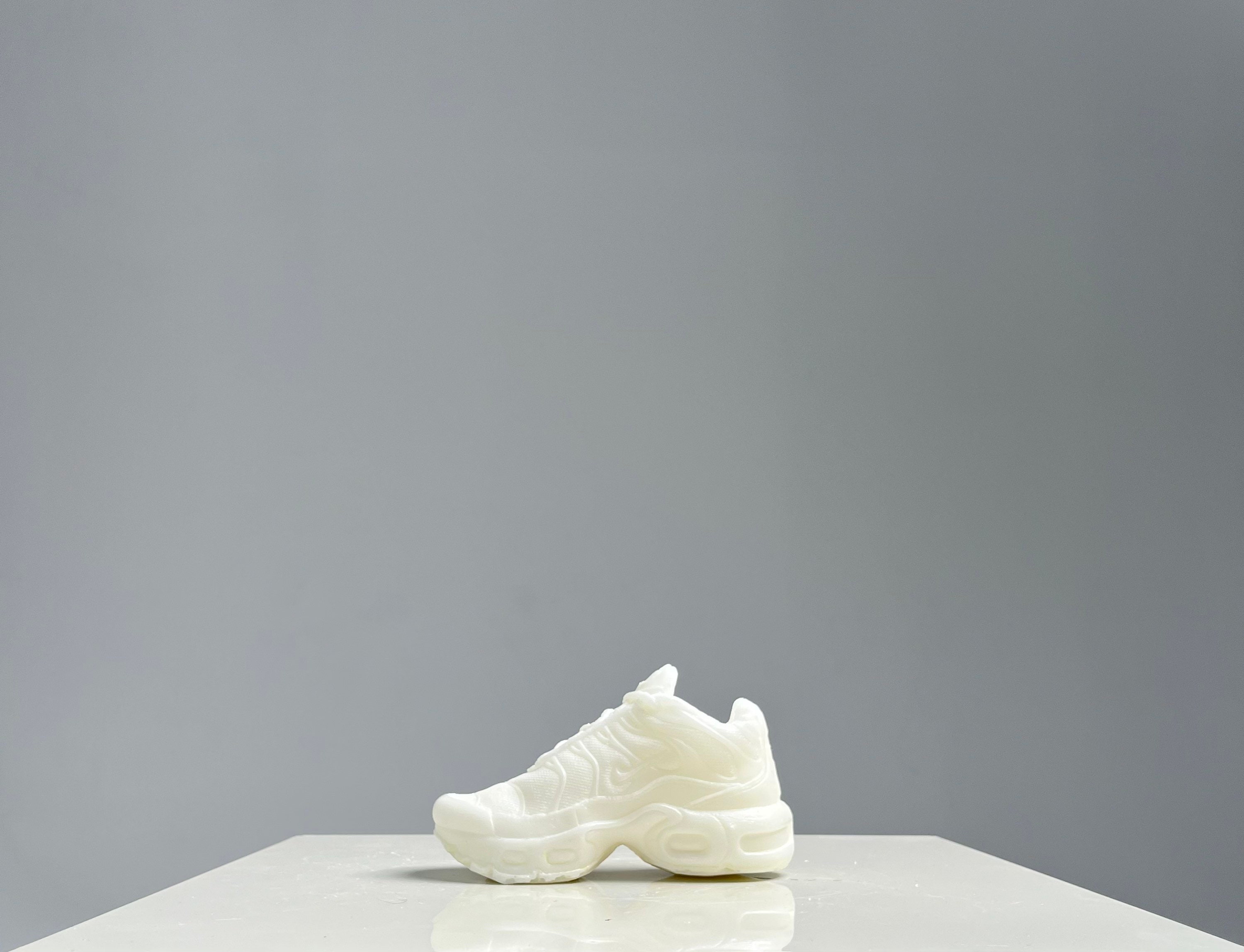 Nike Air Max Tn Og Requins Triple White Baby Candle Vegan Sneaker Bougie Basket 7, 5 In