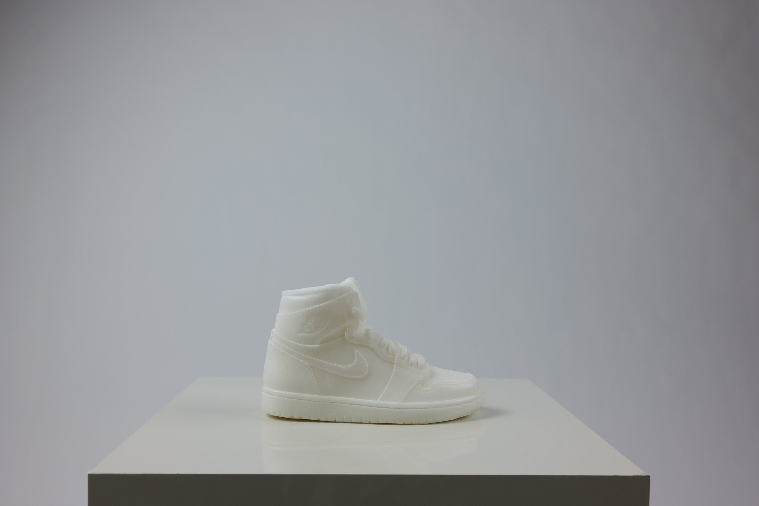 Candle Nike Air Jordan Retro 1 Hi Og Vegan Sneaker Basket 25 cm 10 in Bougie