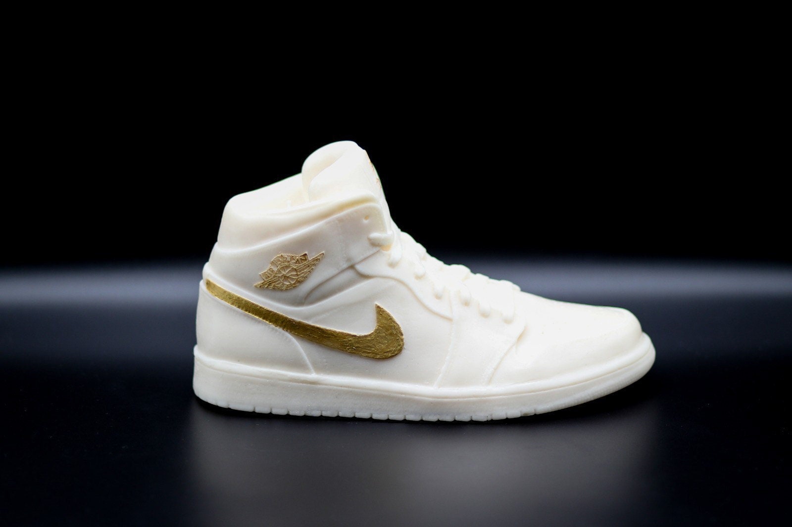 Candle Nike Air Jordan 1 Og Gold Retro Vegan Sneaker Basket 24 cm 9.5 in Bougie