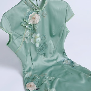 Soft Chiffon Fabric Qipao with Delicate Flower Print, Light Green Short-Sleeve Summer Cheongsam, Retro Traditional Dress for Daily Wear