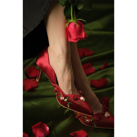 Black heels with rose embroidery sales