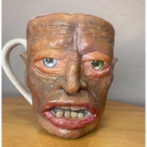 Taza de café Uglymug con cara espeluznante / Escultura facial de arcilla polimérica sobre taza de cerámica / Pieza única, coleccionable de decoración para el hogar. Idea de regalo artística única.