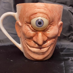 Handgjord cyklopsmugg i keramik: Oddity-skulptur, samlarkonst