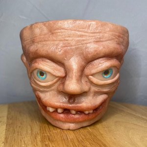 Maceta de terracota artística, llamada Escultura de cíclope hecha a mano de Creepy McGee sobre maceta
