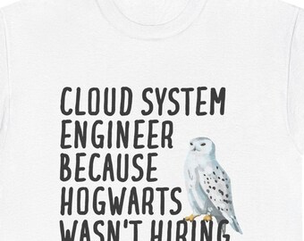 Może przedstawiać: Biała koszulka z czarnym napisem "CLOUD SYSTEM ENGINEER BECAUSE HOGWARTS WASN'T HIRING". Po prawej stronie tekstu znajduje się akwarelowa ilustracja sowy śnieżnej.