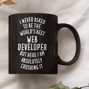 Pode incluir: Caneca de café preta com texto branco que diz "Nunca pedi para ser o melhor desenvolvedor web do mundo, mas aqui estou e estou esmagando."