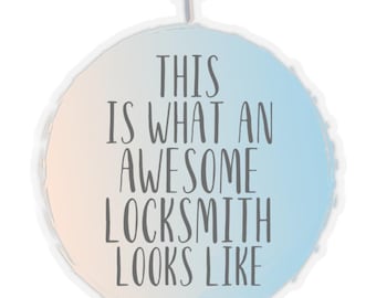 Puede incluir: Una pegatina redonda con un fondo degradado de azul claro y melocotón. El texto "THIS IS WHAT AN AWESOME LOCKSMITH LOOKS LIKE" es gris, con una flecha que apunta hacia arriba.