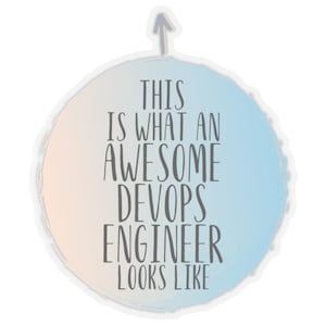 Puede incluir: Una pegatina con un fondo degradado azul claro y melocotón. El texto dice "THIS IS WHAT AN AWESOME DEVOPS ENGINEER LOOKS LIKE" en letras grises. Una flecha que apunta hacia arriba está en la parte superior.
