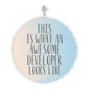 Peut inclure: Autocollant rond avec un fond dégradé bleu clair et pêche. Le texte "THIS IS WHAT AN AWESOME DEVELOPER LOOKS LIKE" est en gris foncé. Une flèche pointant vers le haut est en haut.