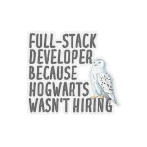 Op de afbeelding: Een witte sticker met grijze tekst die "Full-stack developer omdat Zweinstein niet aannam" luidt. Rechts van de tekst is een witte sneeuwuil te zien.