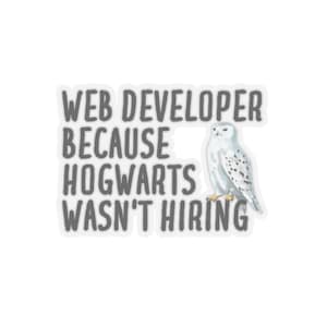 Op de afbeelding: Een witte sticker met grijze tekst die "Web Developer Because Hogwarts Wasn't Hiring" luidt. Rechts van de tekst is een witte sneeuwuil met zwarte markeringen te zien.