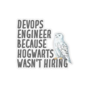 Op de afbeelding: Een witte sticker met grijze tekst die "DevOps Engineer because Hogwarts wasn't hiring" luidt. Rechts van de tekst staat een witte sneeuwuil.