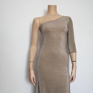 Shiny dress with one sleeve