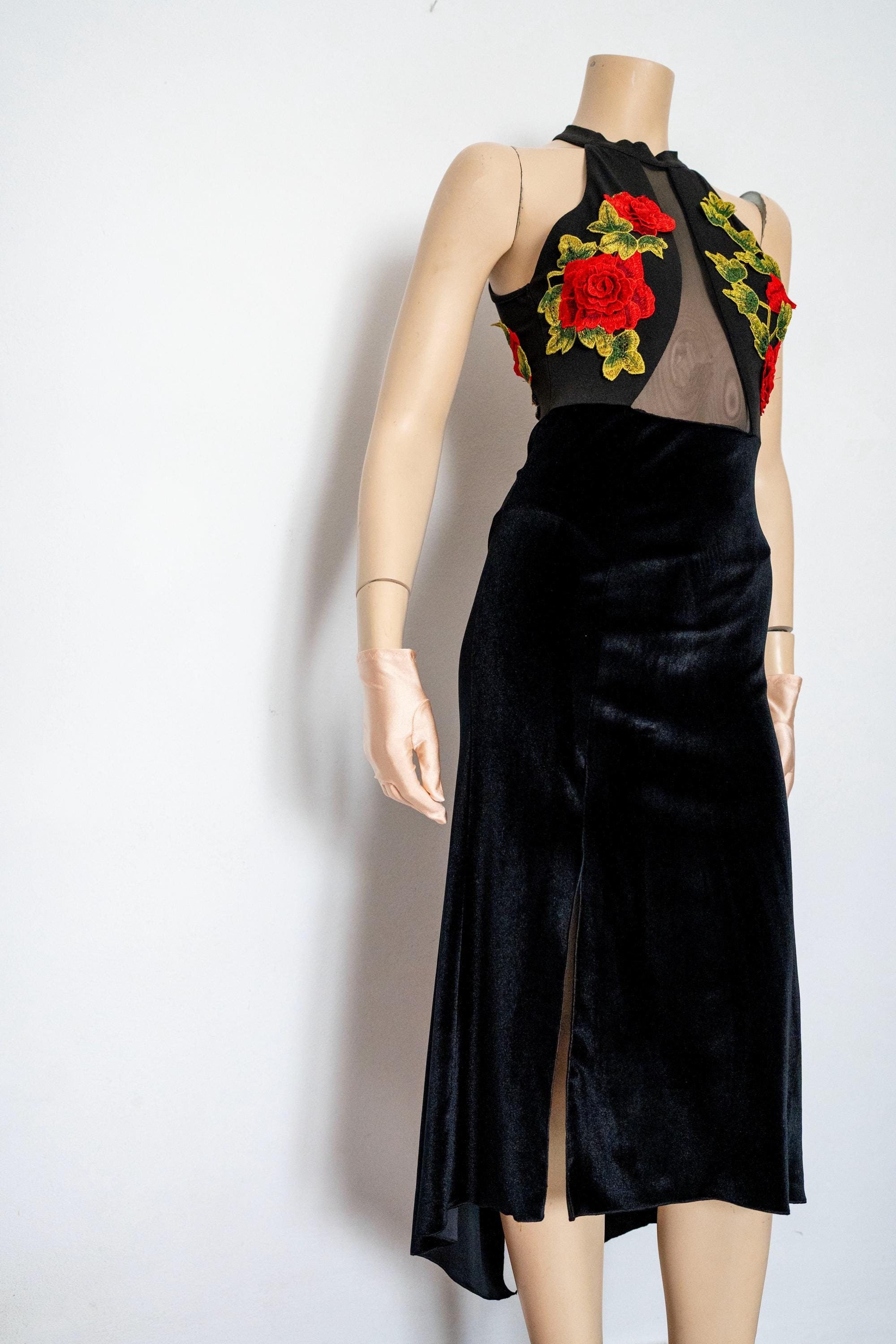 Schwarz mit Applikationen zeigen Kleid