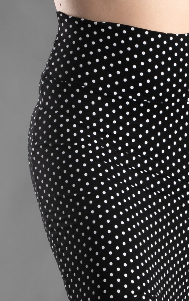 Jupe avec queue en dentelle noire polka dots