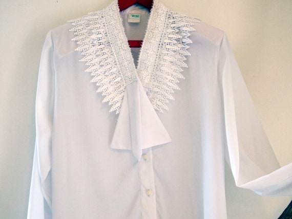 Vintage white large remarkble tie collar, long sle