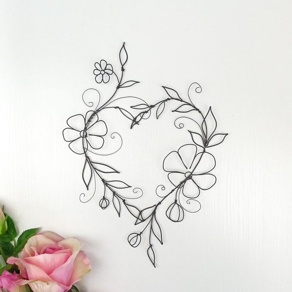 Cœur avec fleurs en fil de fer recuit, décoration murale en forme de cœur en fil de fer, décor fleuri