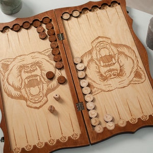Backgammon. Backgammon fait à la main. Jeu. Produits du bois. Fait main.