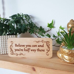 Inspirerende staande houten plaquette. Verjaardagscadeau. Hogeschool beginnen. Universiteit. Terug naar school. Lasergegraveerd. Vrienden.